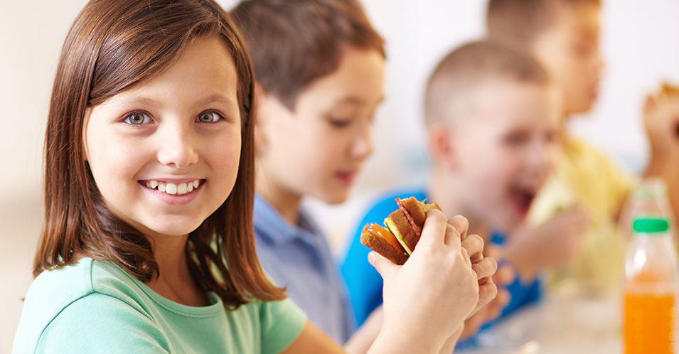 Jeune fille qui mange