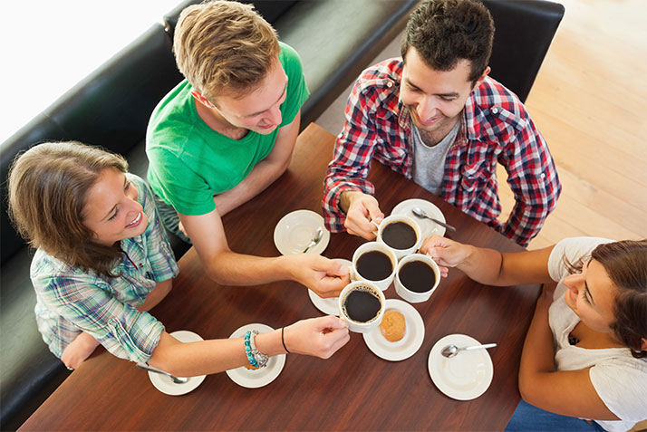 Gens qui prennent un café